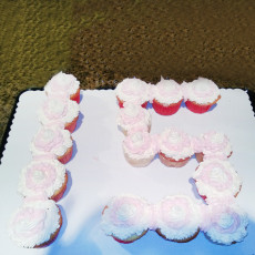 Цифра 15 из капкейков
