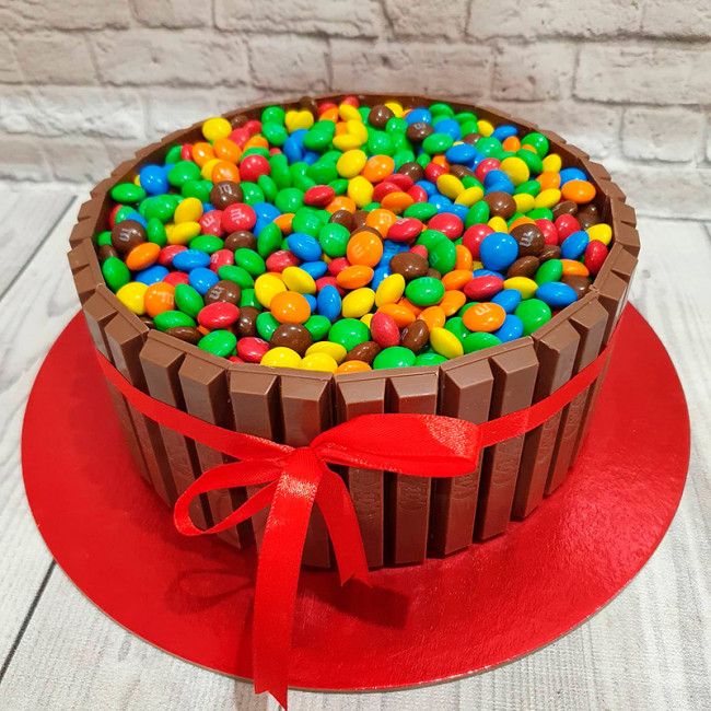 Торт с шоколадками KitKat и Эм-энд-Эмс