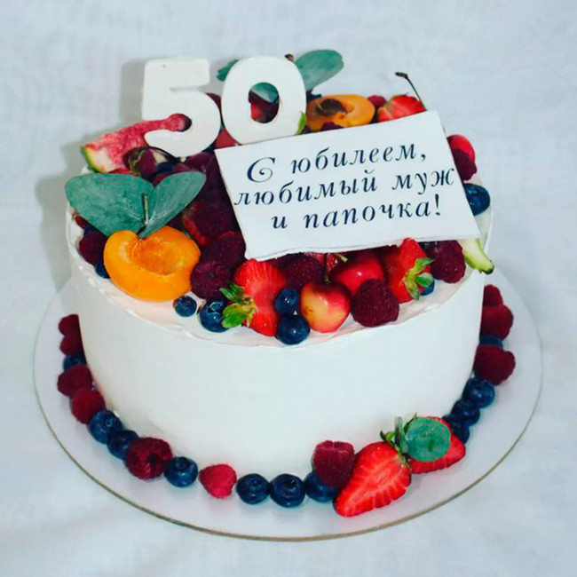 Торт на юбилей с фруктами